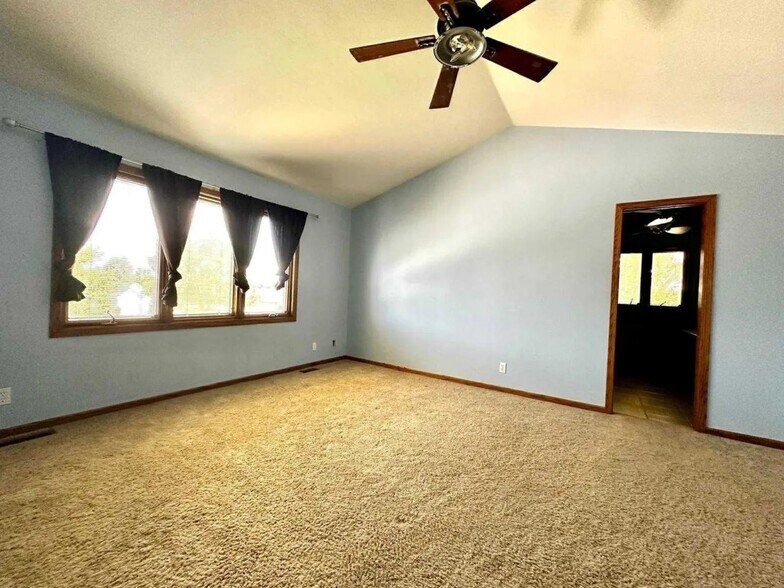 Building Photo - 3408 Lake Shore Dr