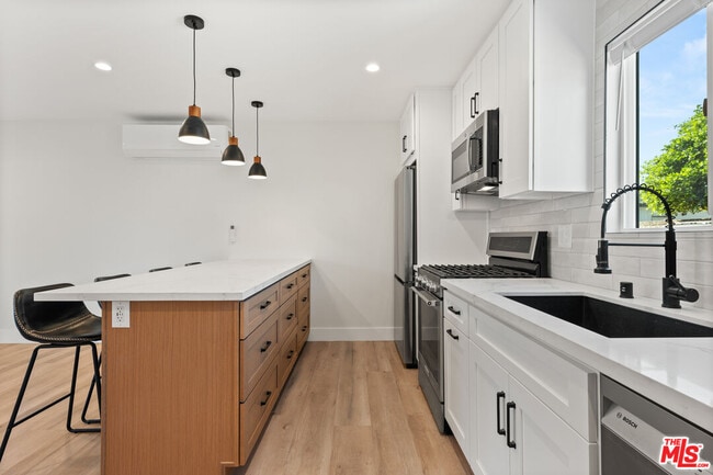 Building Photo - 6917 1/2 Hesperia Ave