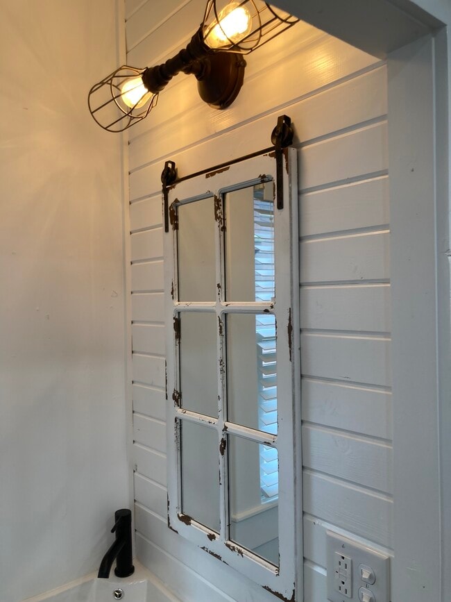 Building Photo - 328 E 12th St