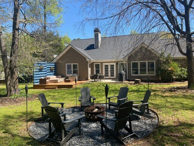 Building Photo - Eastside Three Bedroom Available for Rent July 2026