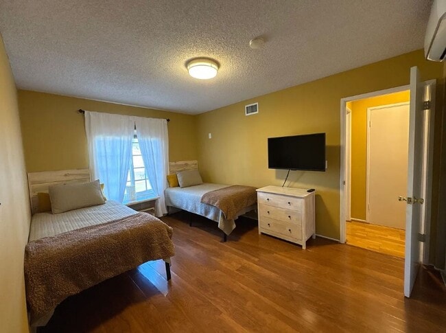 Building Photo - Beautiful 3 Bedroom 2 Bathroom House in Granda Hills