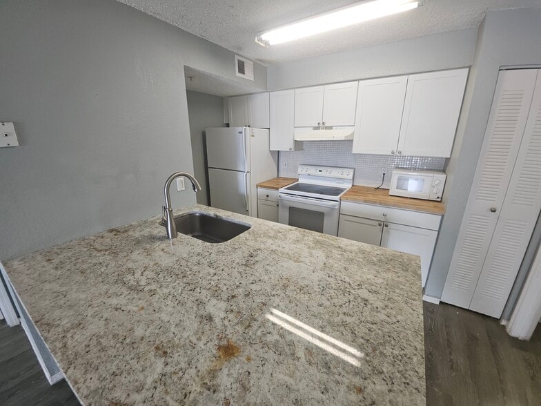 Building Photo - 4105 Tropical Isle Blvd