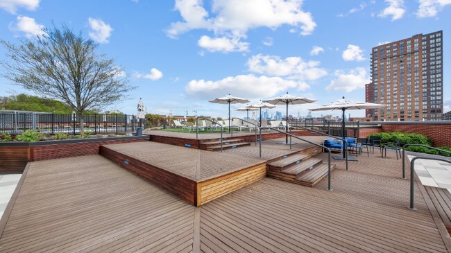 Building Photo - 675 Monmouth St