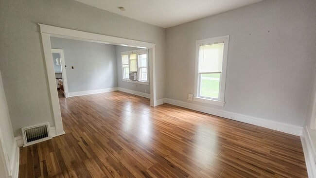 Building Photo - Charming Historic 2-Bedroom Home in Des Mo...