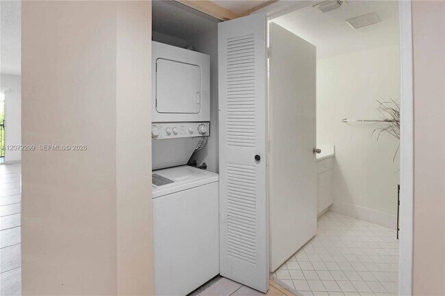 Building Photo - 850 SW 138th Ave