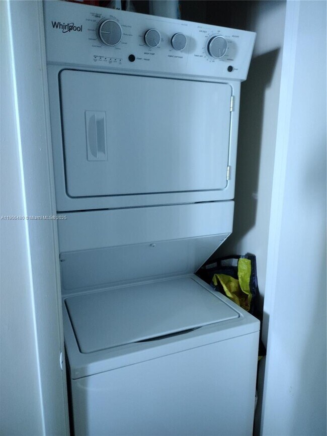 Building Photo - 1900 N Bayshore Dr