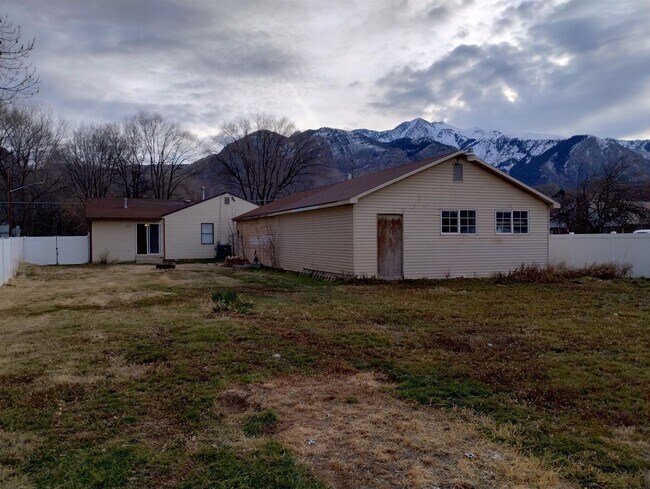 Building Photo - Spacious and Updated 3bd/2ba Ogden Home!