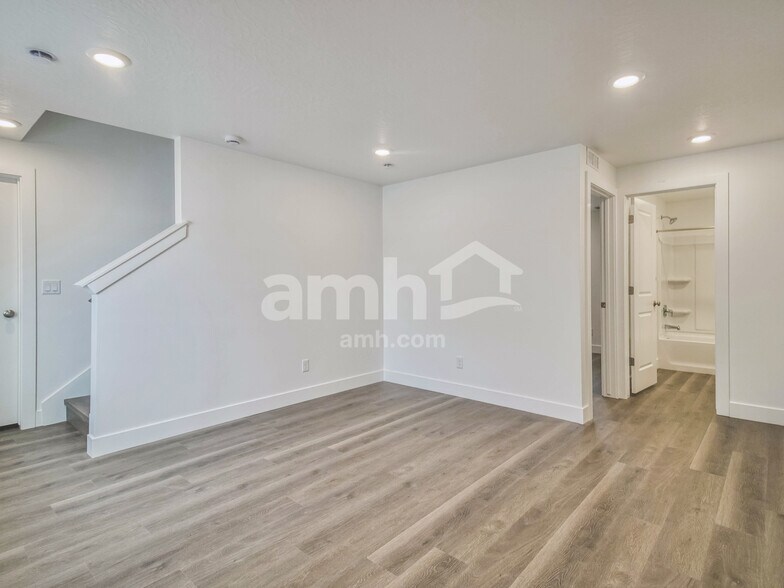 Building Photo - 5497 Damfield Ln