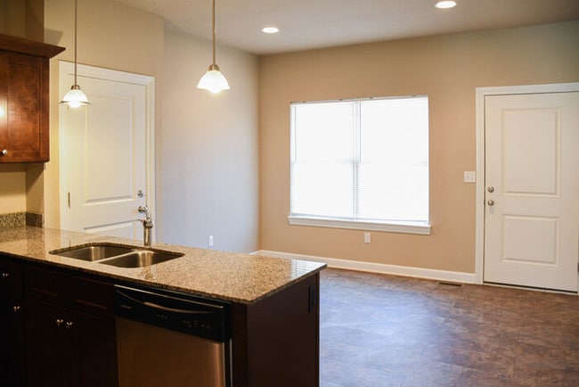 Building Photo - Gorgeous 2 Bed 2.5 Bath Home