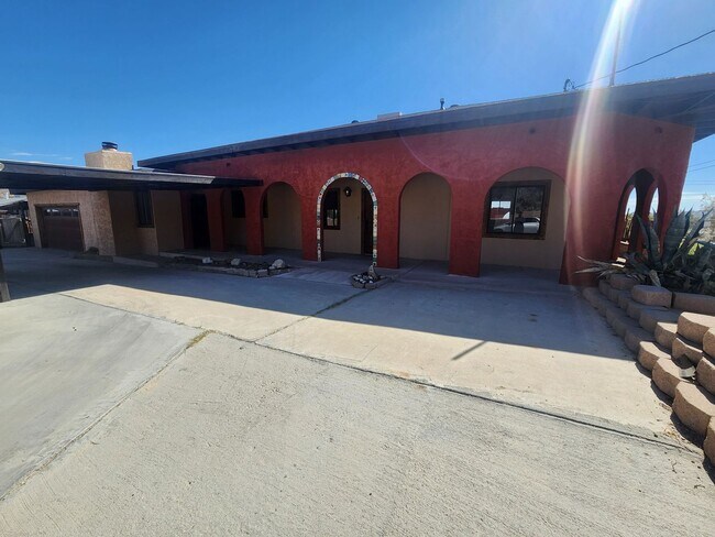 Building Photo - LARGE 3 bedroom home