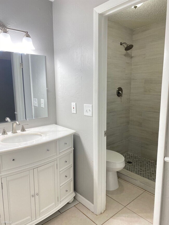 Building Photo - 3 br, 2 bath Duplex - 16A Brelyn Pl