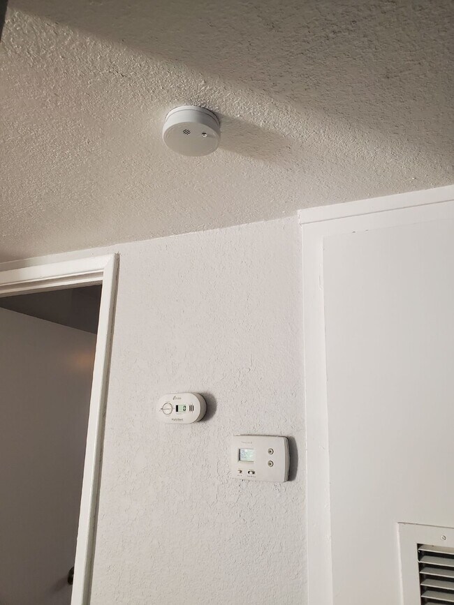 Building Photo - COMING UP! Charming 2-Bed, 1-Bath Apartment!