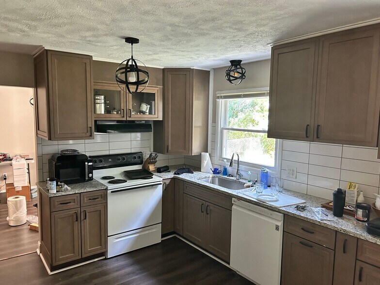 Building Photo - 8792 Pinewood Ct