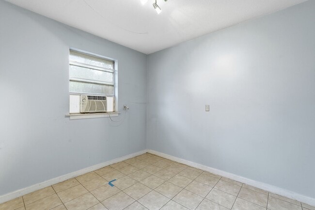 Building Photo - Ranch Home in Wilmington Park For Lease