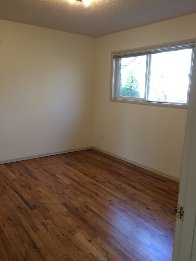 Building Photo - Corner 1bed, great location, bike storage,...