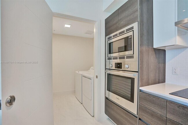 Building Photo - 301 Altara Ave