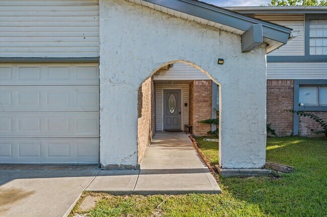 Building Photo - 13930 New Village Ln