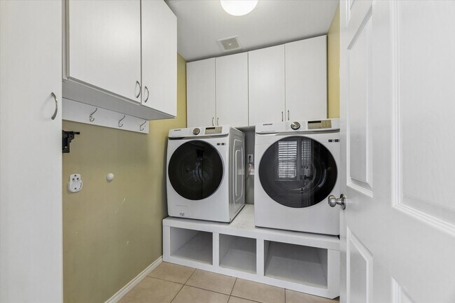 Building Photo - 922 W Heights Hollow Ln