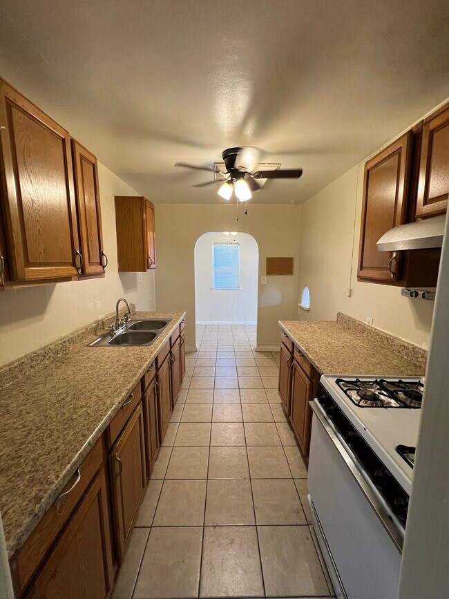 Spacious modern kitchen - 2403 N Inyo St