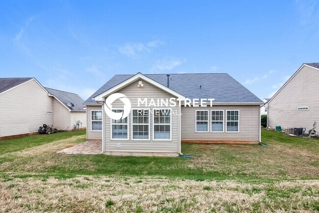Building Photo - 3 Bedroom Pet-Friendly Home in Charlotte, NC with Main Street Renewal