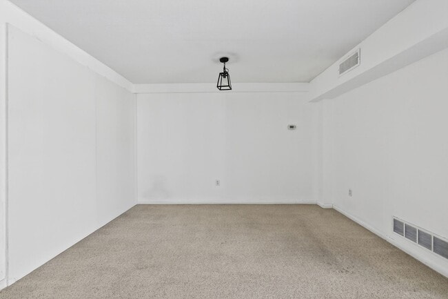 Building Photo - 1 Bedroom Condo Walking distance to UofD  Showing Friday 3/27 2:30-2:45pm