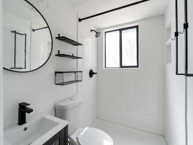 Building Photo - 2BR/1BA Garden-Level • Extra Storage • Near Wash Park