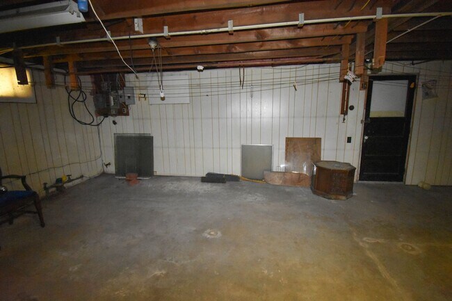 Building Photo - Two Bedroom Home with Detached Garage!