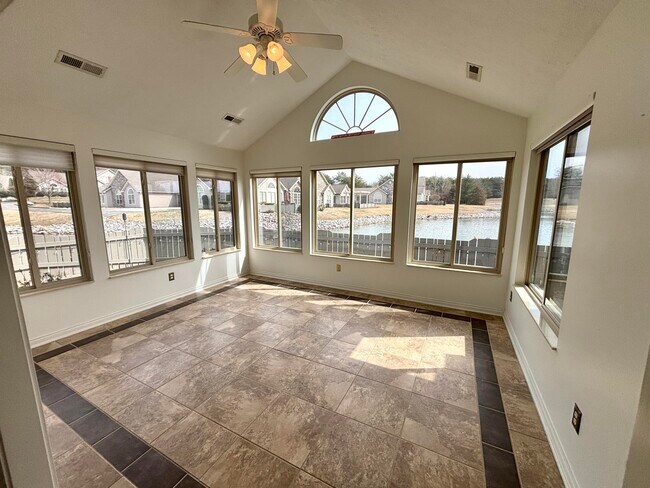 Building Photo - 433 Deer Lake Pl