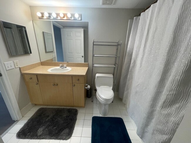 Building Photo - ANNUAL RENTAL - 1 BED / 1 BATH THE SANCTUA...