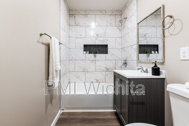 Building Photo - 1147 Inverness Dr