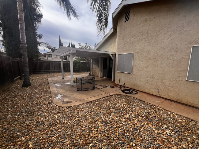 Building Photo - Single Story, Corner Lot, Great Neighborhood