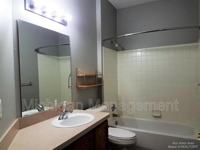 Building Photo - 9521 Lakeside Dr