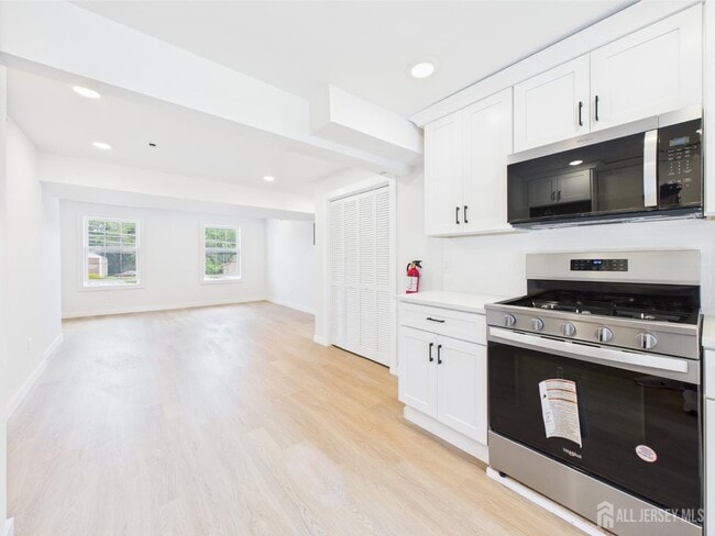 Building Photo - 10 W Railroad Ave