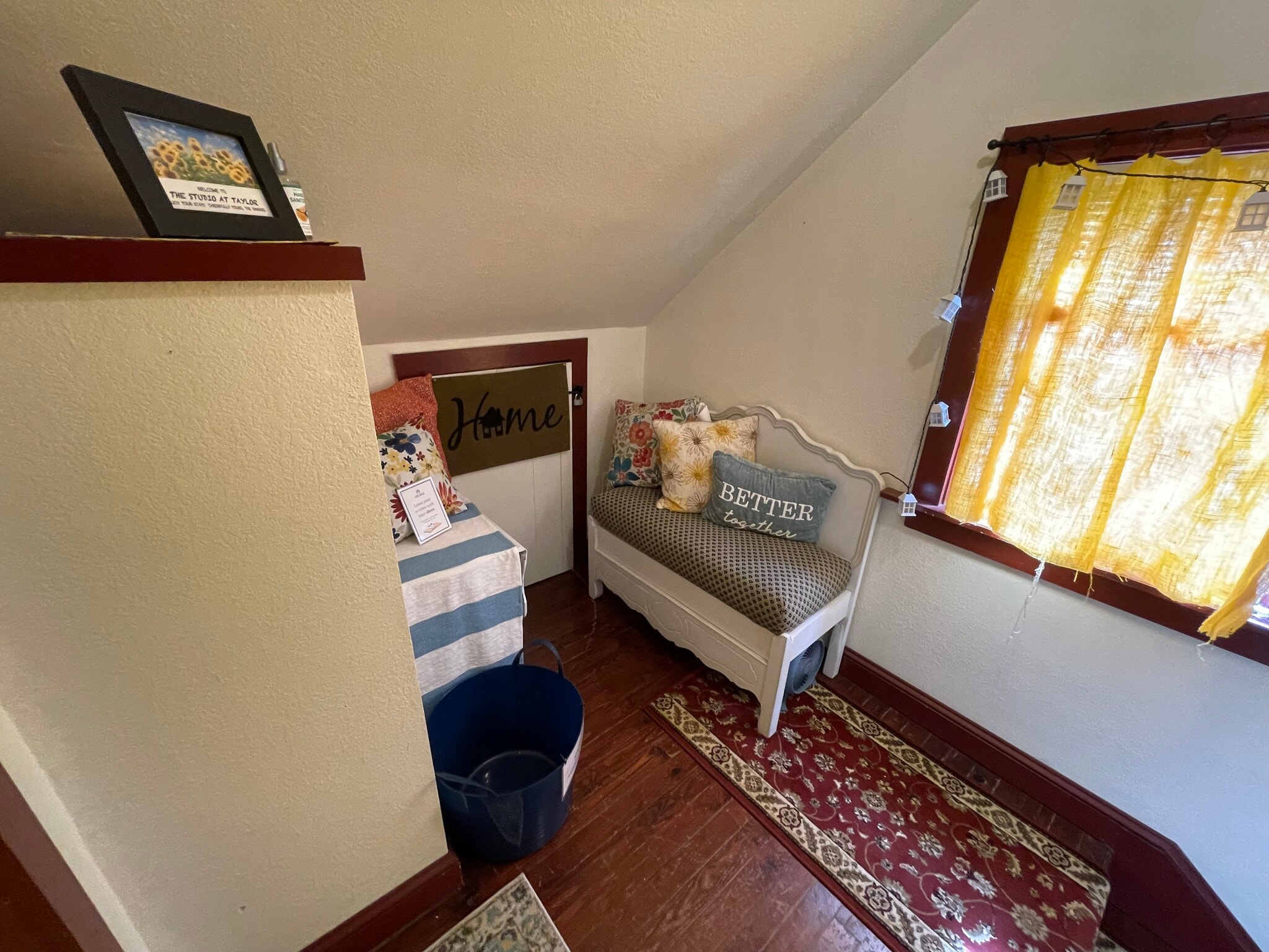 entry landing with seating areaen - 540 E Taylor St
