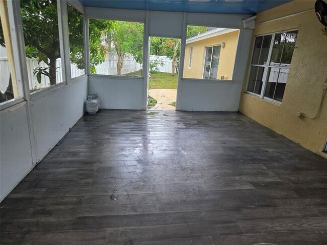 Building Photo - 7000 SW 39th Ct