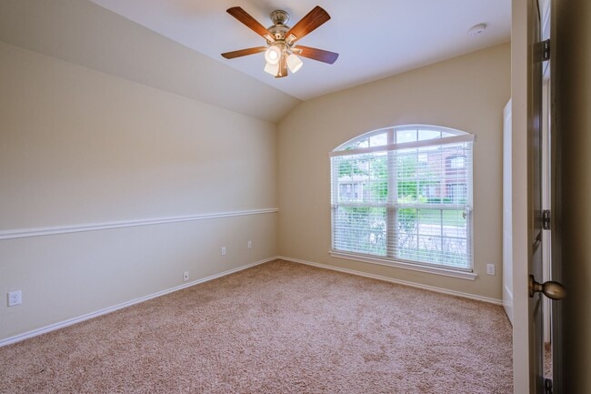 Building Photo - Beautiful & Convenient 3 Bedroom, 2 Bath H...