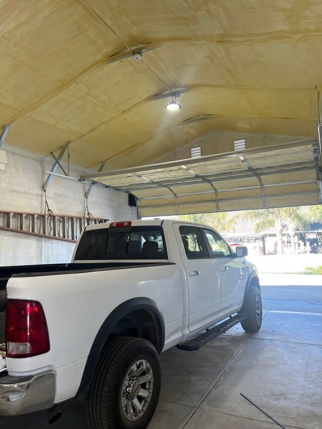 Building Photo - Beautiful 2 bedroom home with large detatched garage