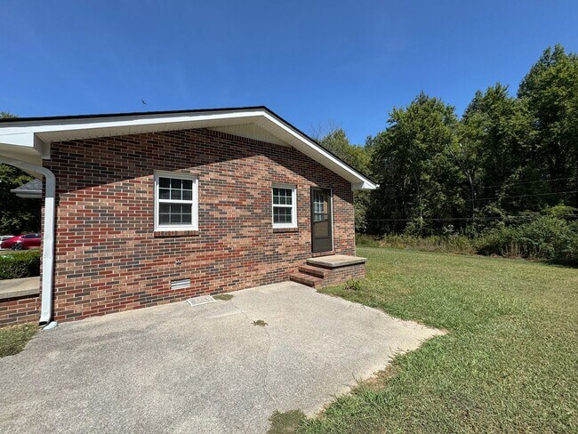 Building Photo - 586 Hutchens Rd
