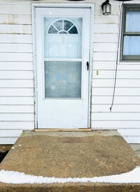 Building Photo - Spacious Home, Fresh Interior