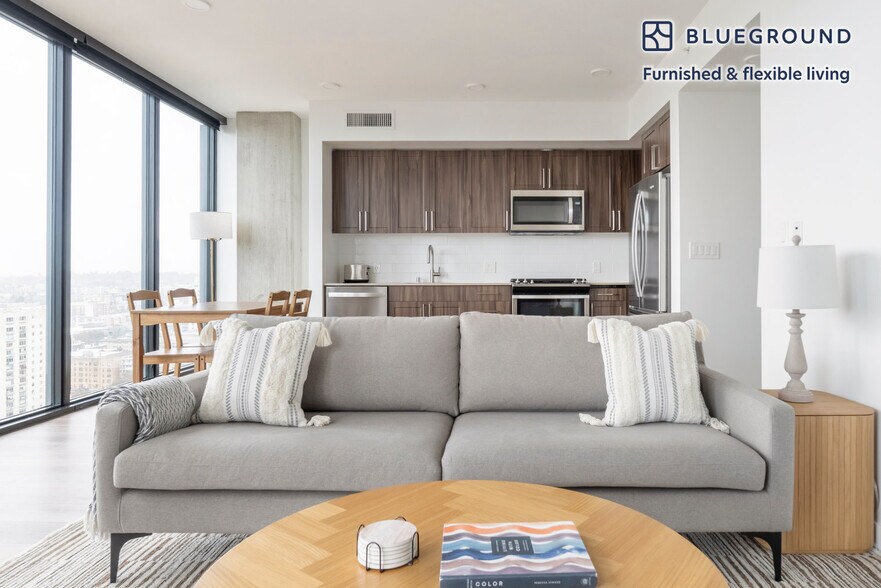 Building Photo - 704 Spring St