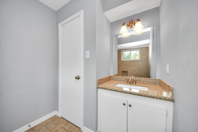 Building Photo - 10654 Hazelhurst Dr