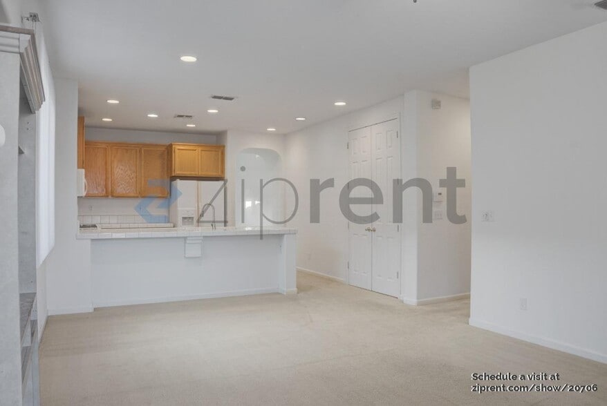 Building Photo - Unit