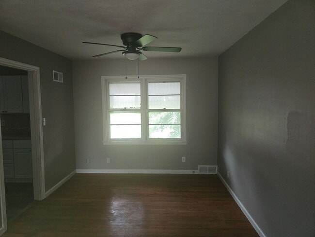 Building Photo - 800-802 E 75th Terrace - Duplex