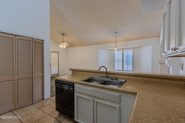 Building Photo - 12833 Tierra Pueblo Dr