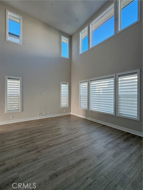 Building Photo - 160 Longden