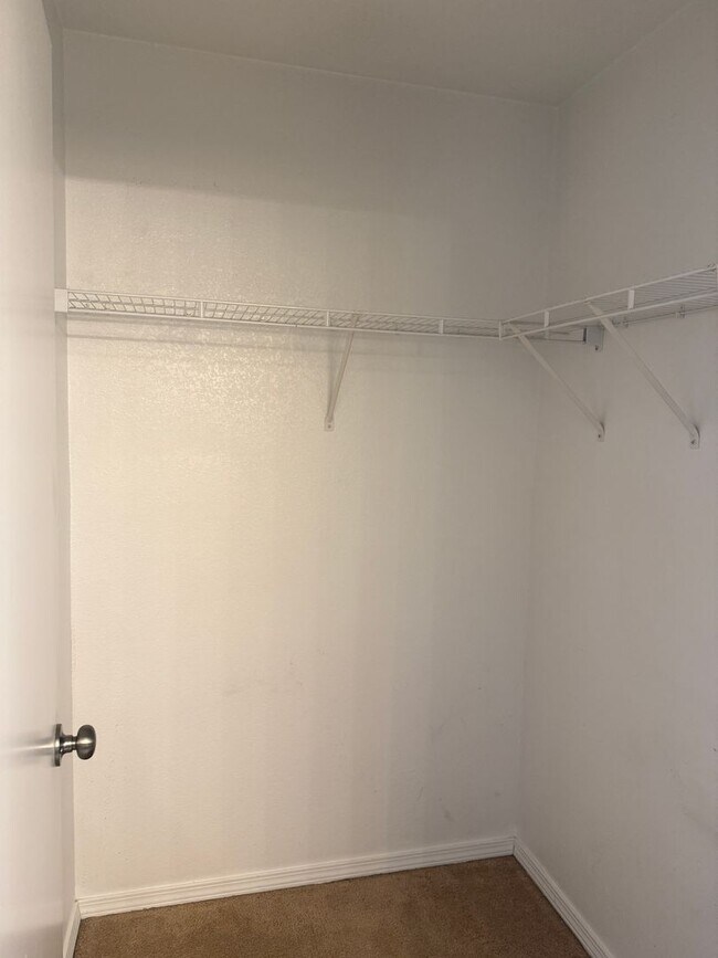 Building Photo - Great Area, 3 Bedroom, 2 Bath with major kitchen appliances.