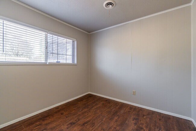 Building Photo - * Move-In Special * Beautiful 4 Bed / 3 Ba...