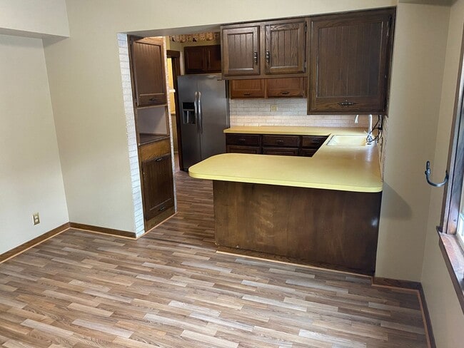 Building Photo - Spacious 5 - Bedroom Home for Lease in Akron