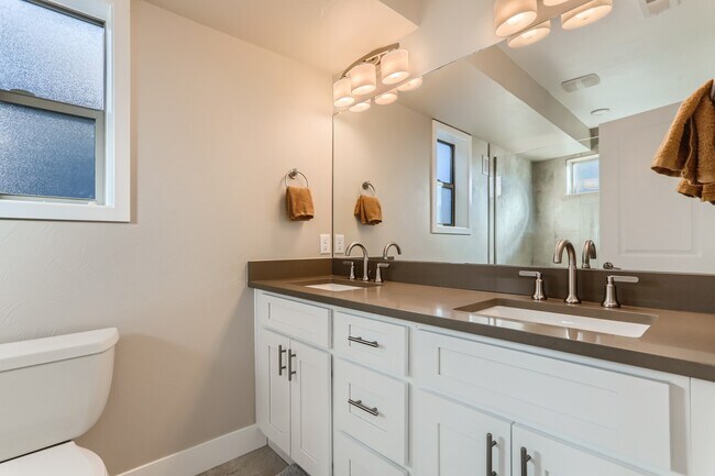 Building Photo - 1261 Perry St