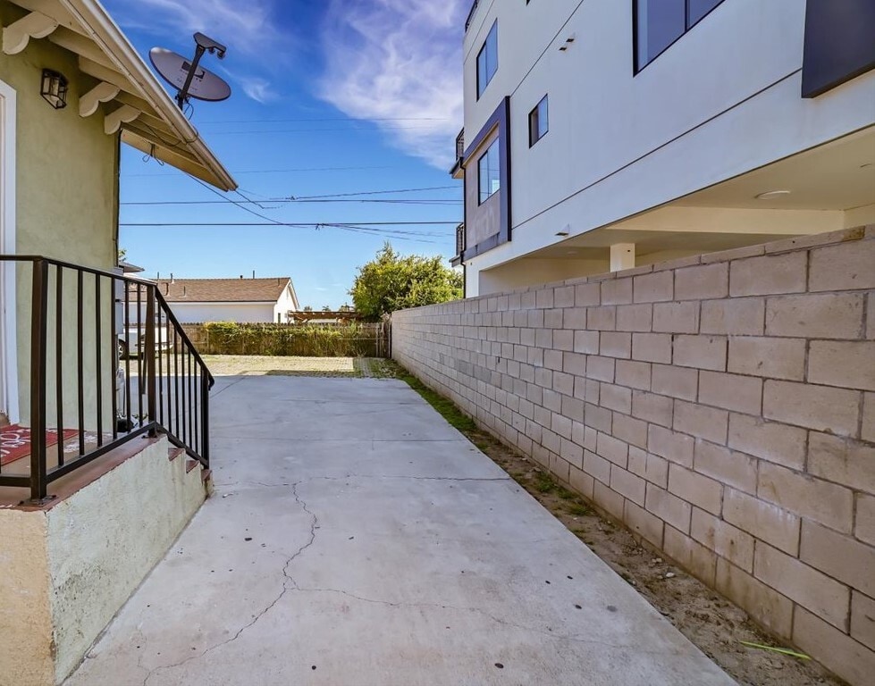 Building Photo - 4667 Pickford St
